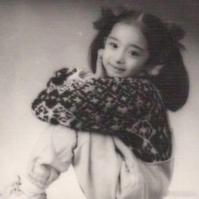 杨幂小时候 背带裤战神太有意思了，杨幂小时候妥妥背带裤爱好者，各色背带裤换着穿，