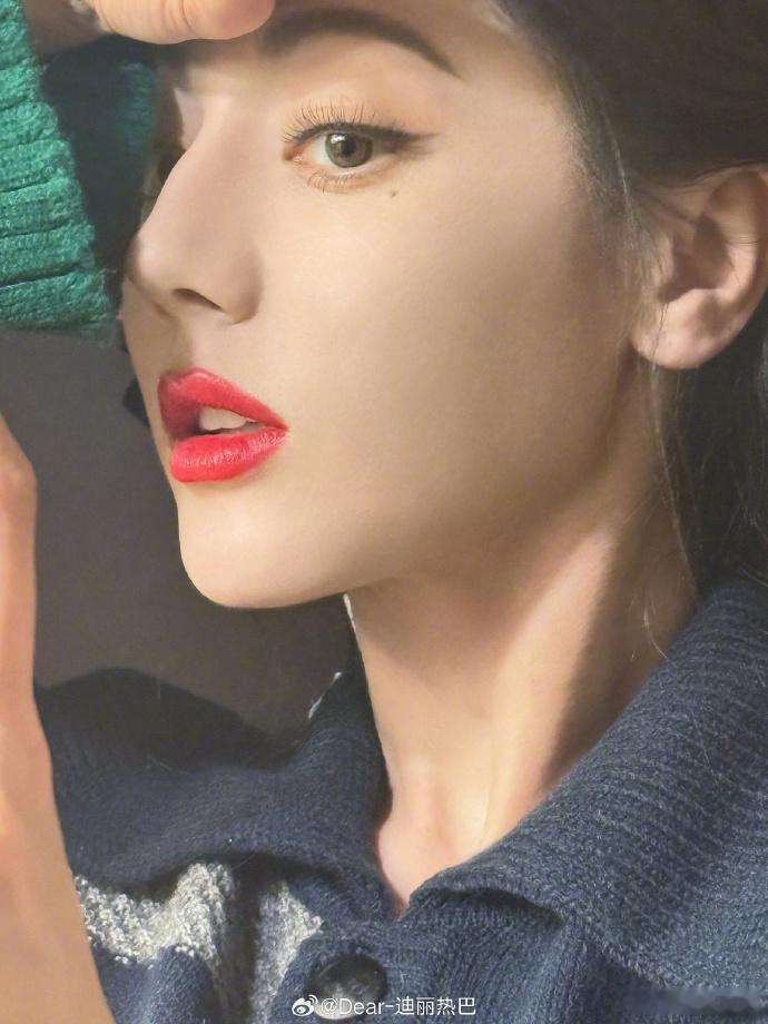 迪丽热巴不语只是一味比耶拍照  迪丽热巴比耶营业照 今日迪丽热巴的营业照惊艳亮相