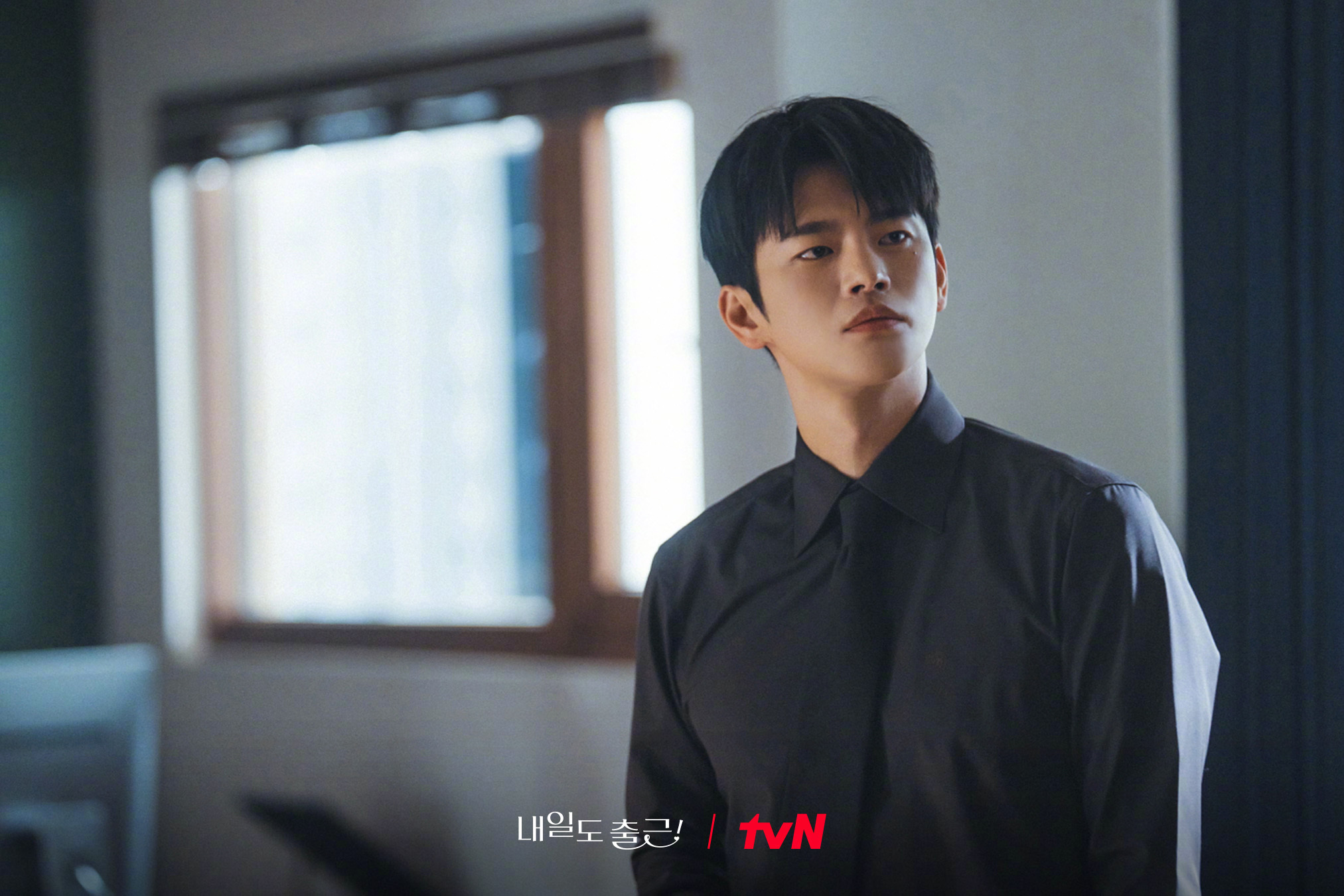 tvN新月火剧明天也要上班 公开徐仁国 剧照。该剧改编自同名网漫，讲述被工作怠慢