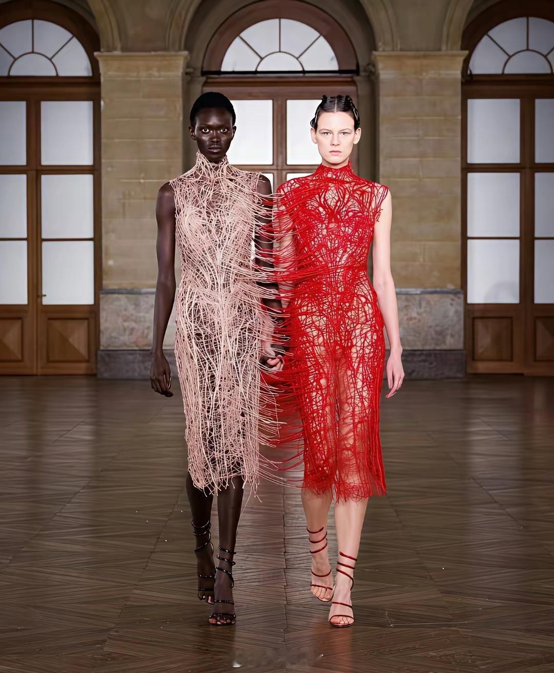 这种高定 也就适合娱乐圈姐妹花穿。周冬雨马思纯 孟子义虞书欣 唐嫣刘亦菲都很适合