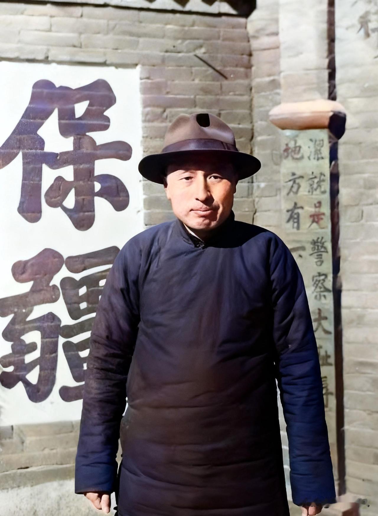 这才是抗战时期汉奸的的真实面目，虽然身穿长袍，头戴礼帽，但心中早就忘了祖宗，面对
