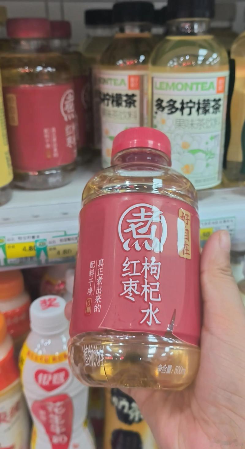 这届年轻人把水喝明白了 很多人对养生有个误区：养生就要吃苦，就要克制口腹之欲。放