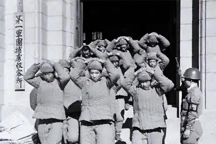 1954年，一万多名志愿军战俘抵台，蒋介石亲笔题字，蒋经国伫立码头热泪盈眶，这番