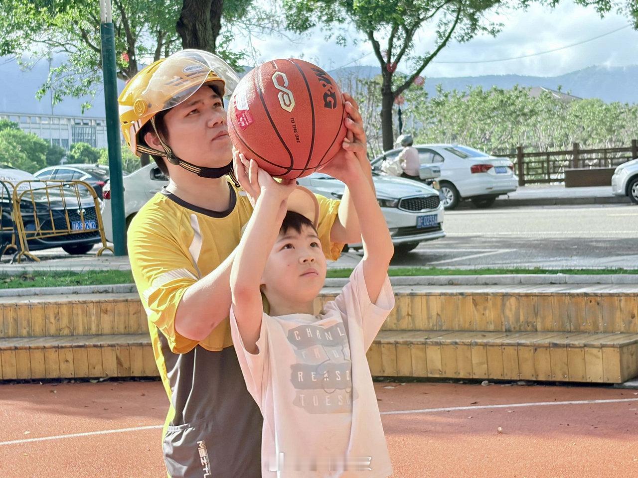 宁波篮球场里的父爱订单太暖了 临近开学，北仑柴桥万景山社区为暑期在此的“小候鸟”