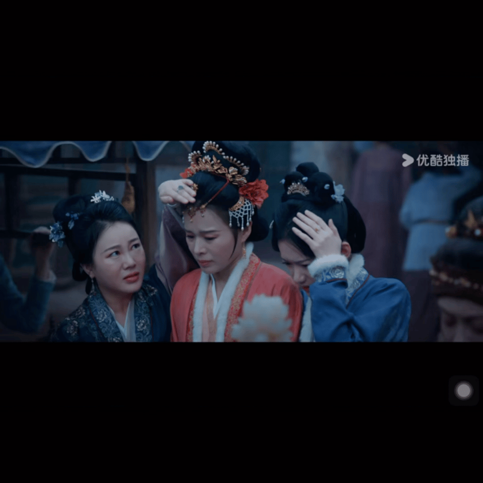 胡杏儿 一直努力拍戏的胡杏儿，凭借《惜花芷》等剧赢得观众广泛喜爱，今年还成为白玉
