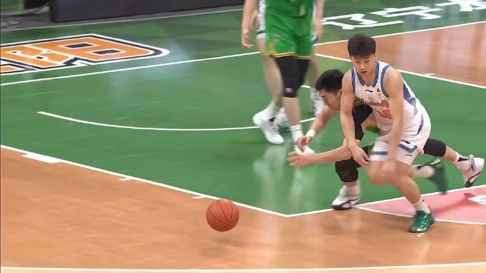 李晓旭不愧是辽宁队的基石球员，作为球队中年龄最大的球员，这个地板球拼抢真是太拼了