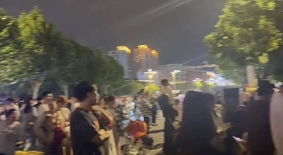 周董好不容易来一次武汉，没抢到票的，要么在外场，听个不清楚的响声，要么去商场外面