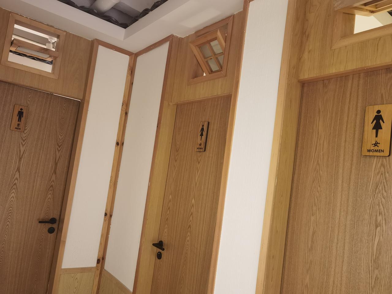 在瓦舍 茶馆，遇见“一男二女”。
朋友说，第一次见到这样的设置。
他又说，点个赞