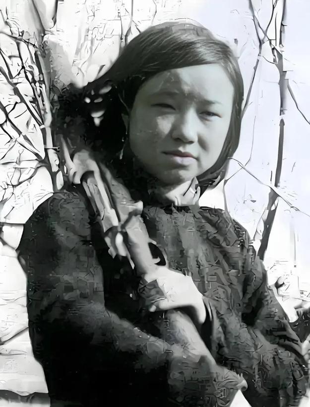 1944年，女侦察员刘杰英被日军活埋，在敌人走后，村民们都围了上来，却有人发现泥