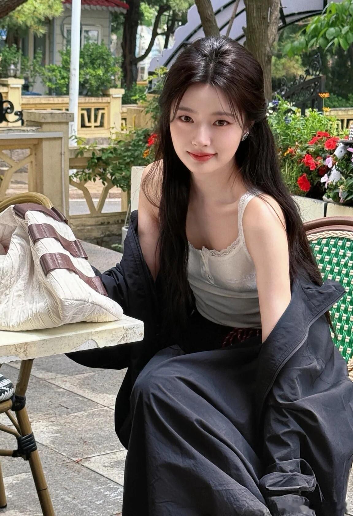 杨洋给徐若晗玉簟秋云包场了好喜欢这种成年人之间的友情，不刻意做热度，行动大于话术