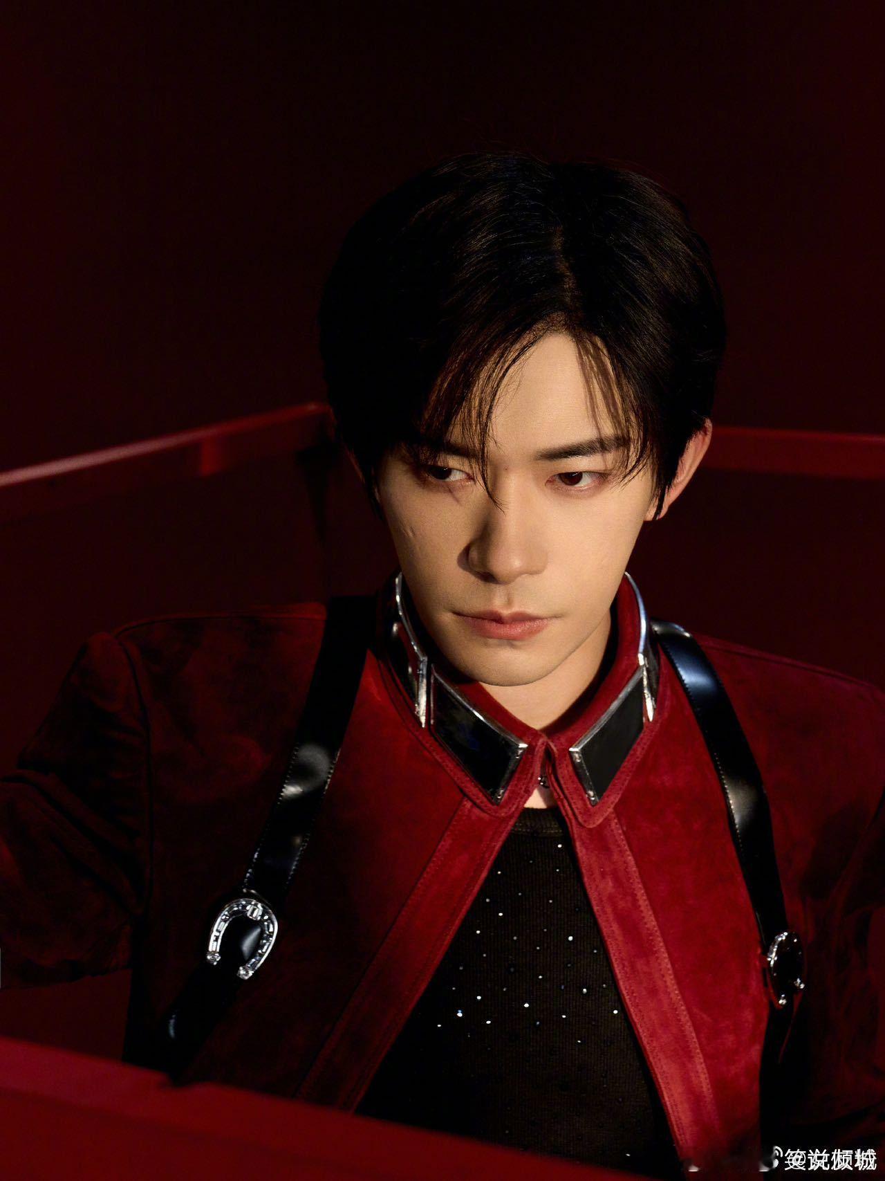 我还没和易烊千玺同框它同框了 羡慕哭！我还在屏幕前蹲同框，魔法原子机器人已经在《