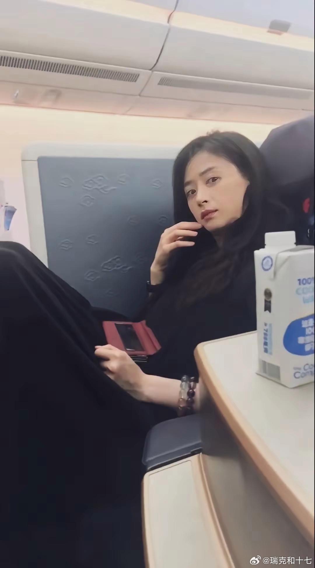 蒋欣现在为了吃还是不吃一直挣扎，看那样子感觉都饿的有点抑郁了！不过最近她确实瘦下