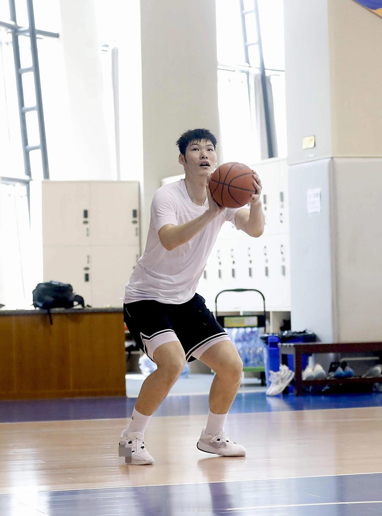 福建媒体《晋江经济报》报道，刘李等6名小将跟随福建男篮一队训练。刘李出生于200