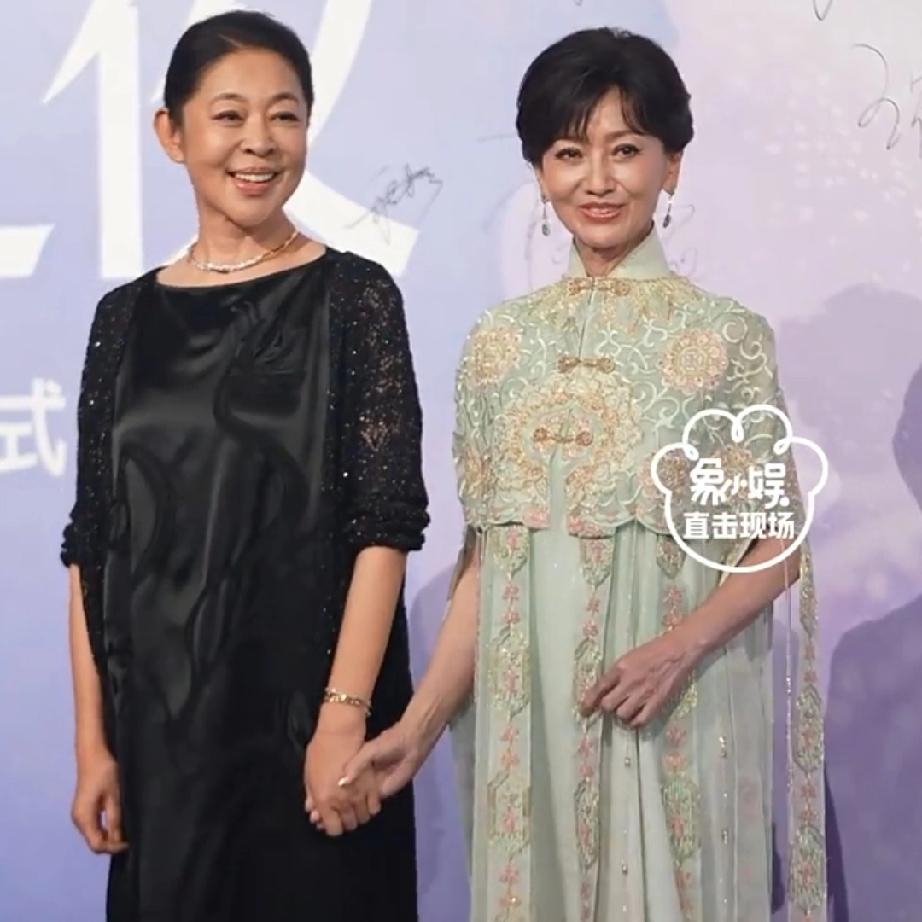 问所有女同胞一个问题，
不许撒谎。
左边是倪萍，67岁，身高172厘米，气质端庄