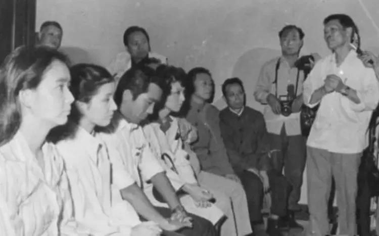 栗原小卷 吉永小百合 中野良子
图一 图二是完全两种表情
图二 见到白杨老师太开