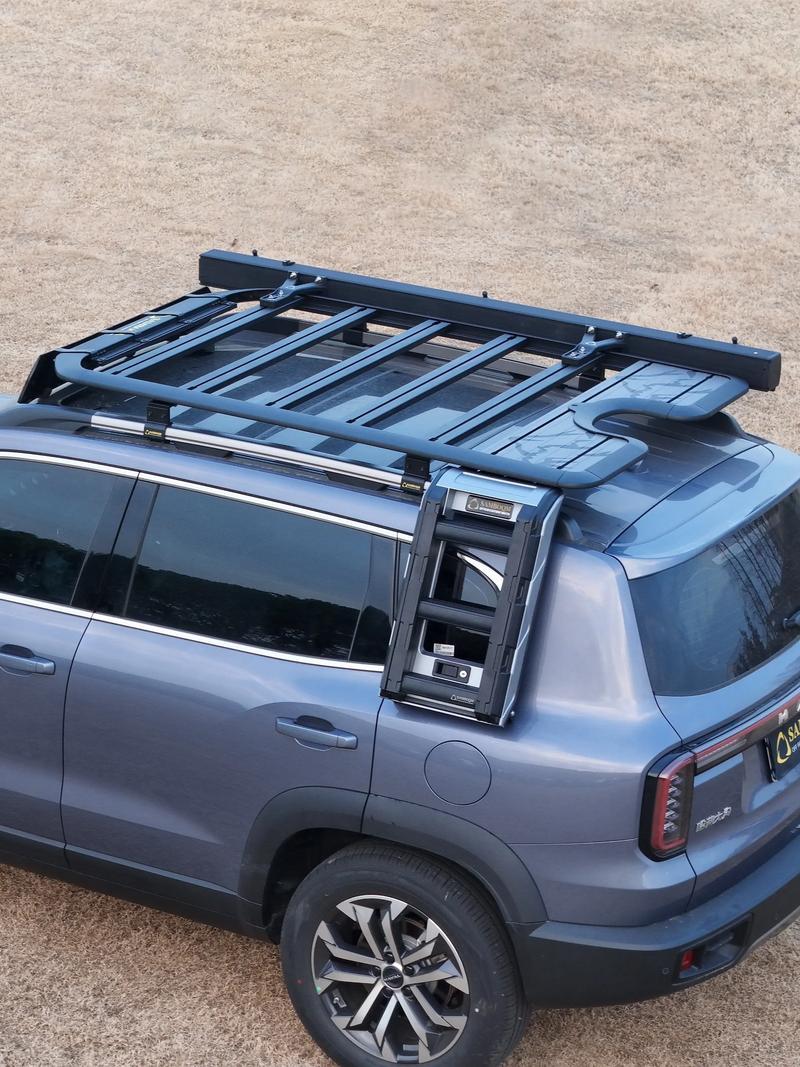 每到自驾游或者春节返乡期间，总能在路上看到好多车现在都带了顶厢，有那种带盖子的旅