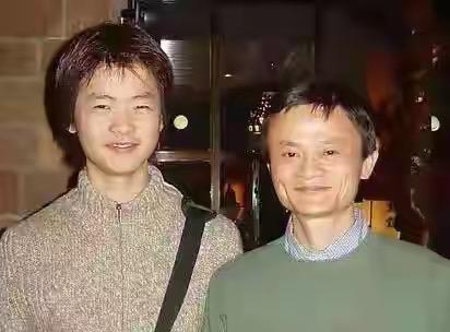 马云旁边的年轻人是谁？都没有见到过