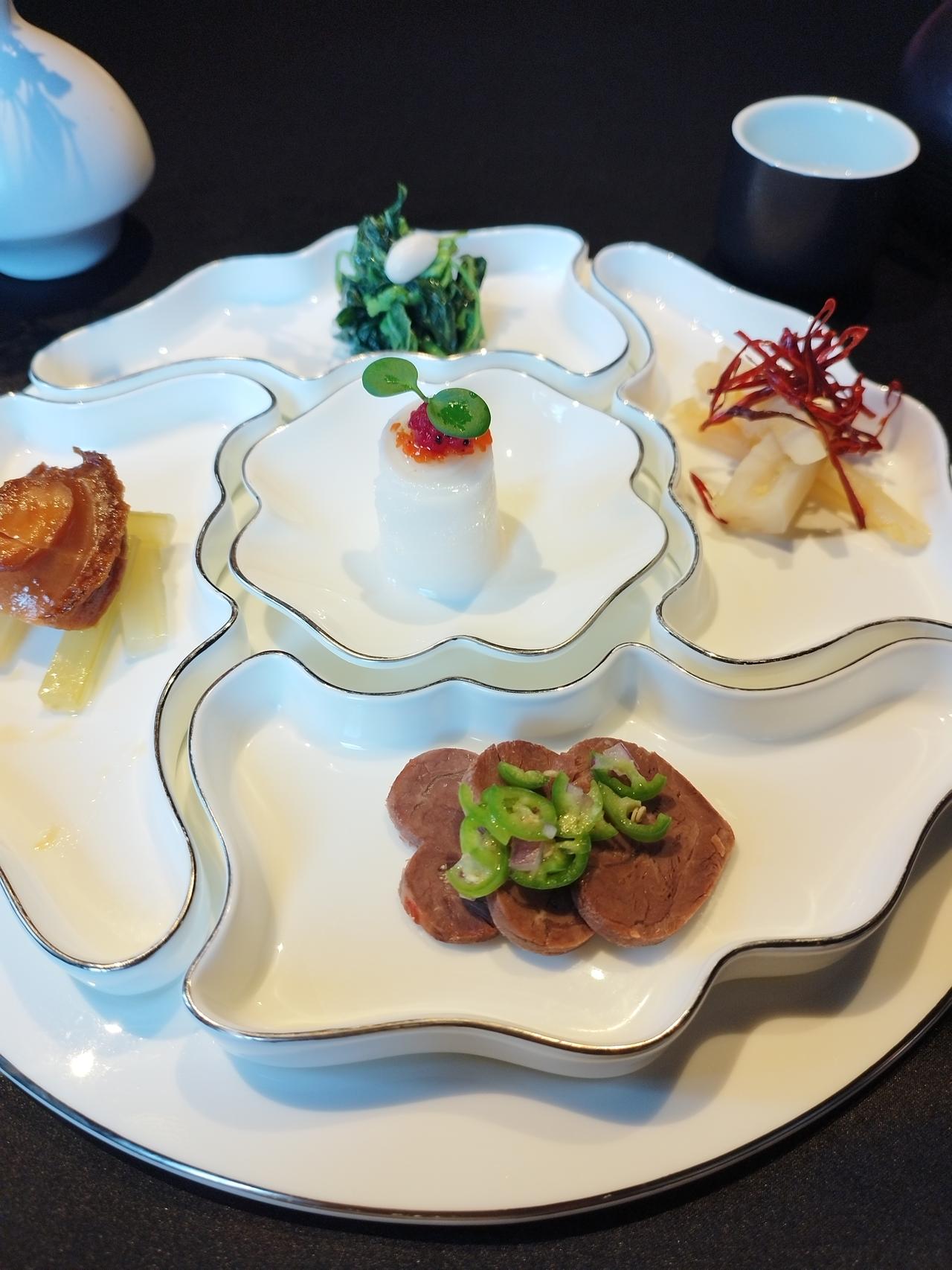 莲藕到底要怎么选？
有一次在外边吃饭，店家做的凉拌莲藕特别好吃，服务生上菜时介绍