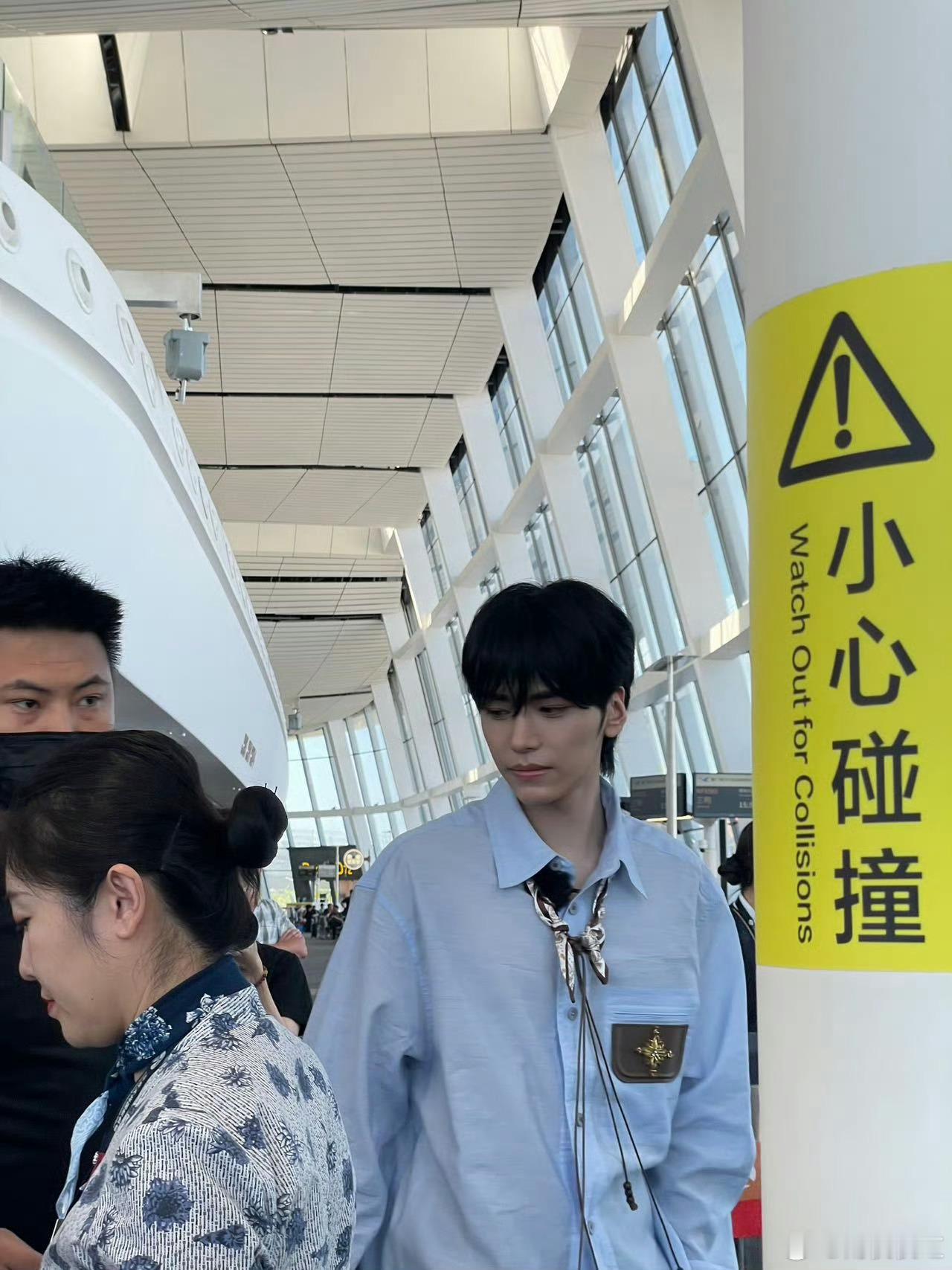 邵子恒首个常驻旅综邵子恒今日现身机场，一身简约穿搭尽显清爽少年感，正启程录制出道