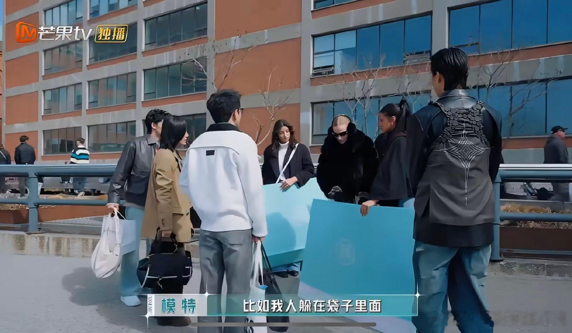 尚雯婕对工作人员态度能在行业长久立足凭的是人品与实力，尚雯婕面对拍摄搭档谦和有礼