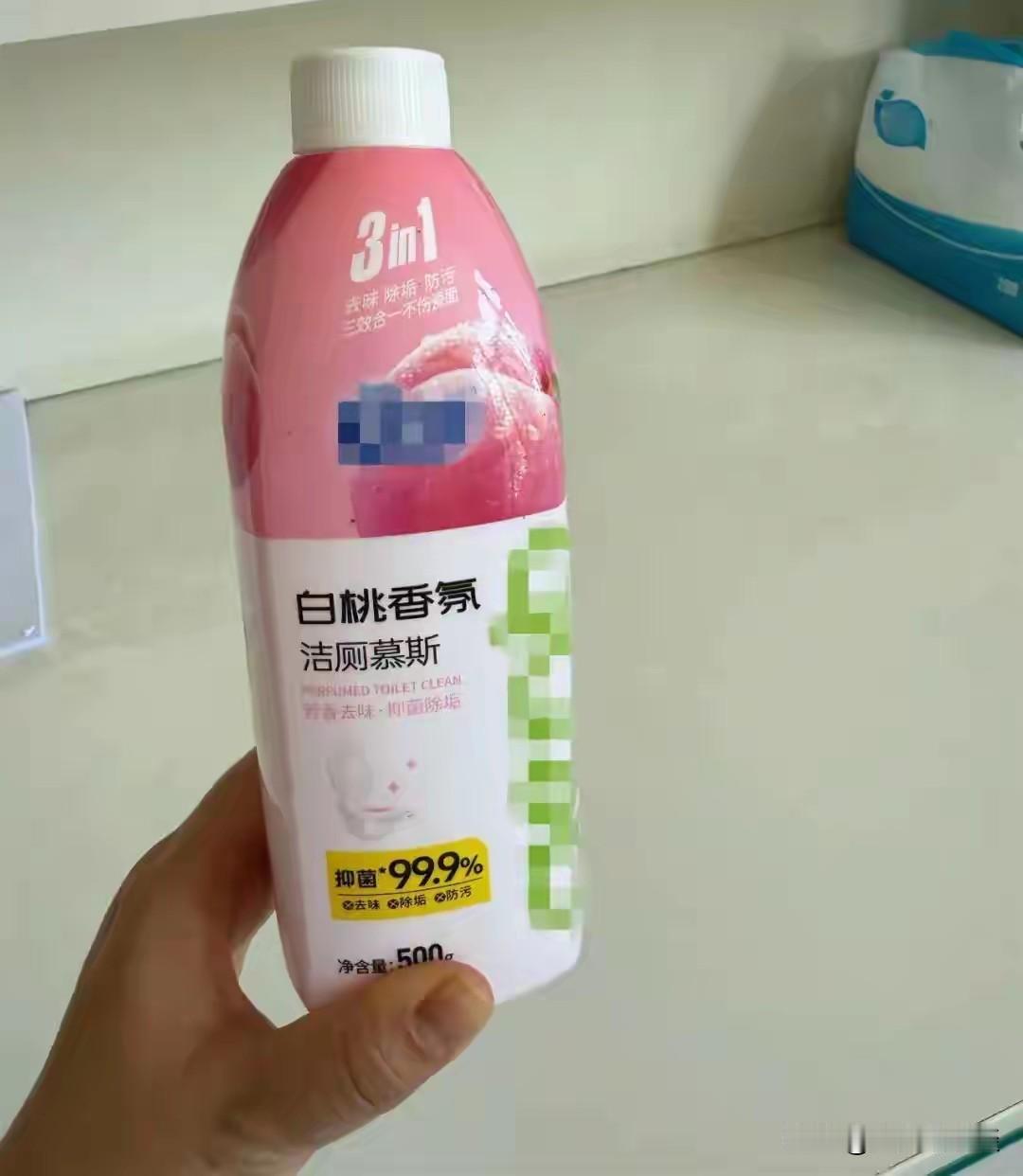 以为是饮料，老人喝了一口，顿时咽喉麻涩，食道产生烧灼感。
近日，云南宾川县金牛镇
