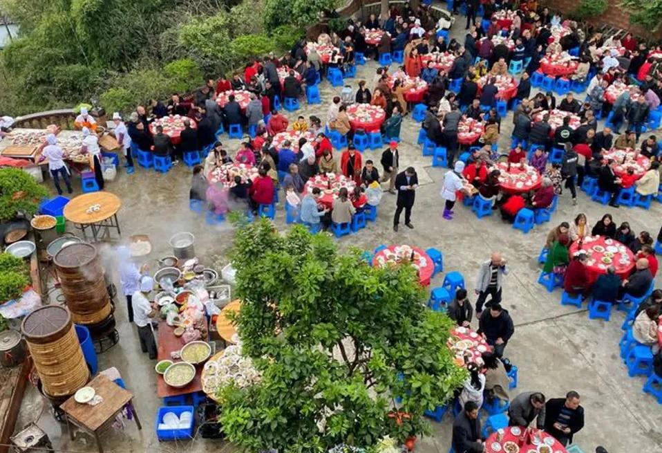 广东3名退休老领导，自驾4000多里去云南旅游，不成想却走错了路线，正好遇到当地