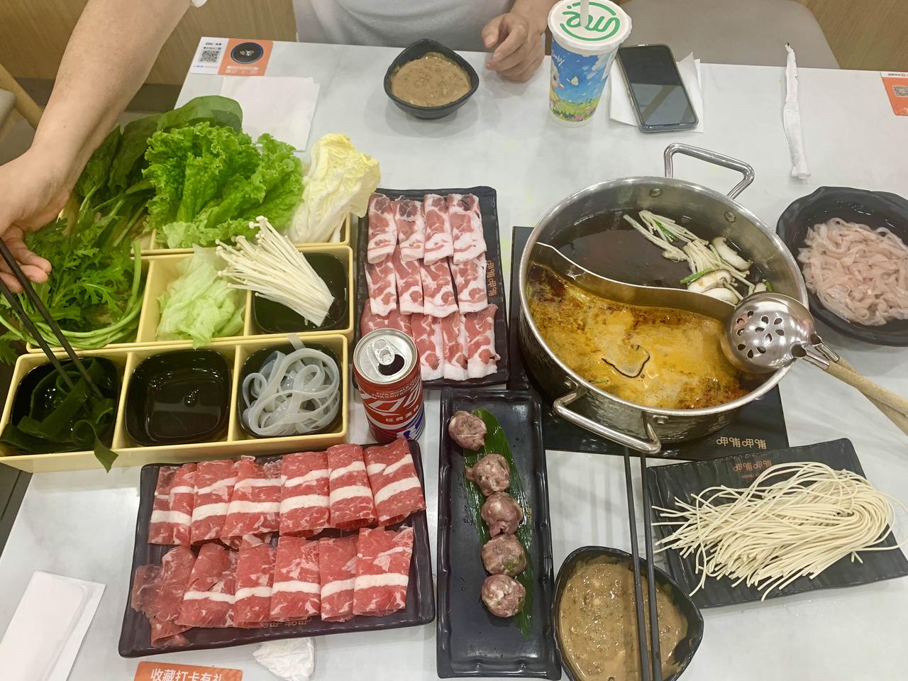 现在的餐饮业实在是不刚干。
今天去呷哺呷哺吃饭，里面冷冷清清没俩人。服务员坐在边