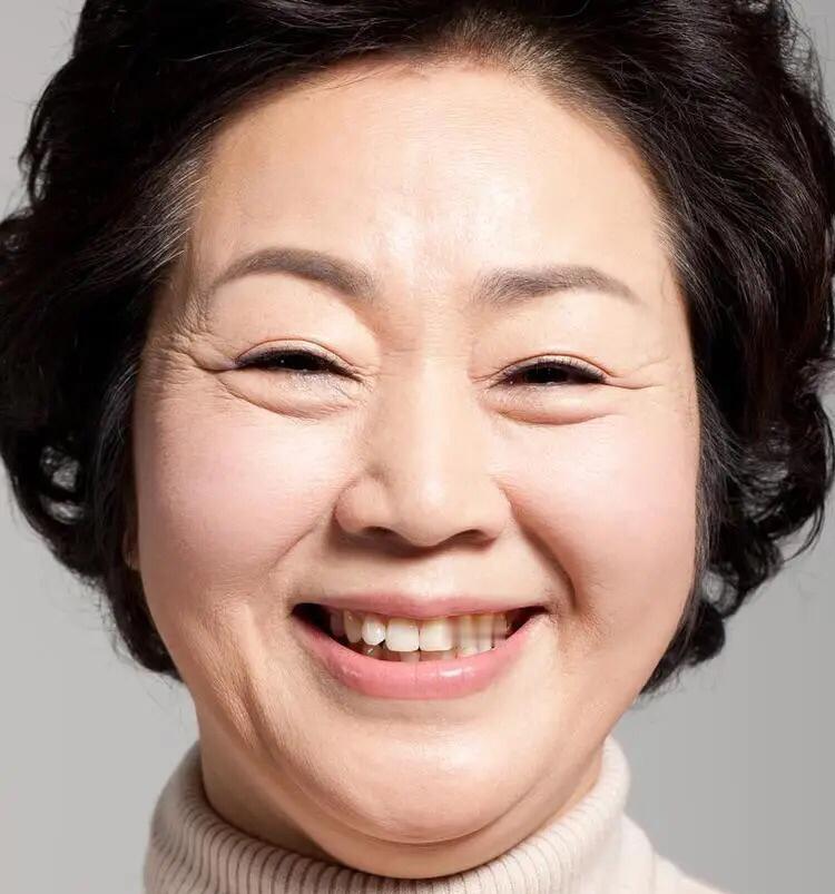 挂了小姨电话，听筒里的忙音像根细针，扎得心口发紧。客厅的灯明明亮着，却照不散满屋