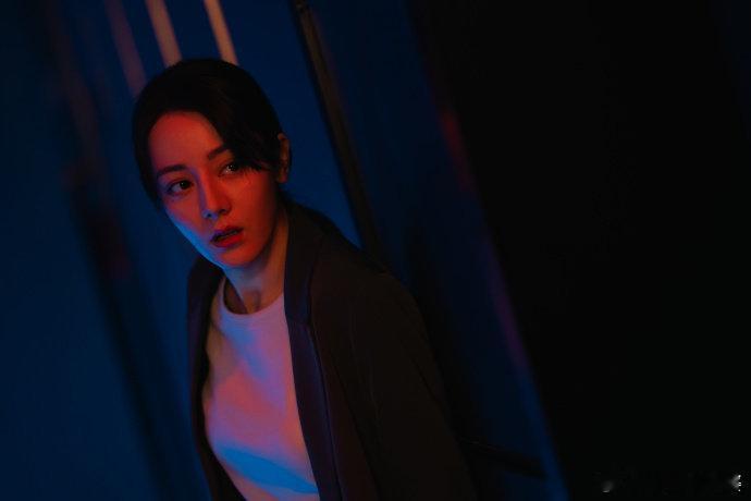 迪丽热巴不是救赎感是真救赎 《利剑玫瑰》中，迪丽热巴饰演的邓妍面对生活受挫的人，