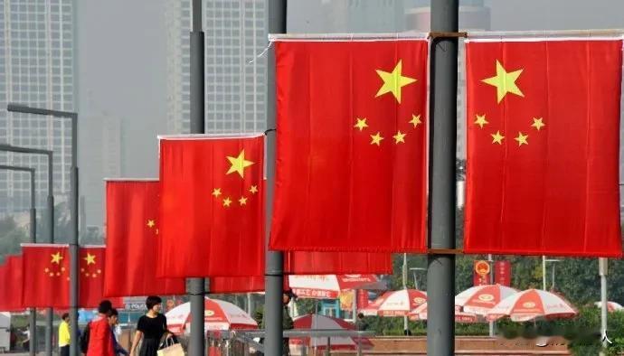 突然发现呼和浩特人爱国的情怀是很细腻的。

比如说，每年的国庆节到来的时候，呼和