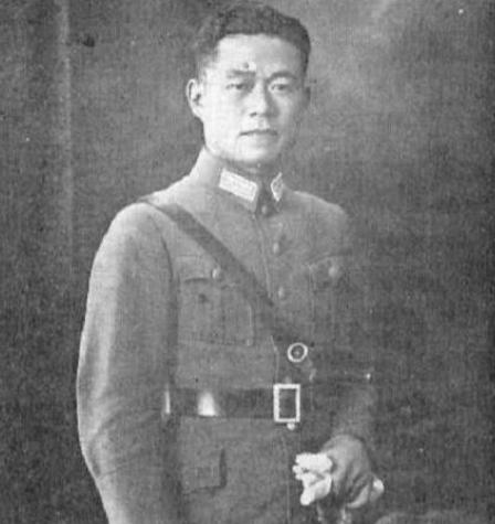 1949年，不可一世的邱清泉被击毙，据参谋长李汉萍回忆：他被击毙前就已经疯掉了，