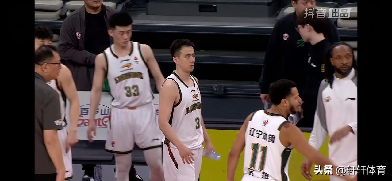 CBA常规赛辽宁男篮客场挑战深圳男篮，经过全场激烈的对攻，最终辽宁男篮凭借全队高