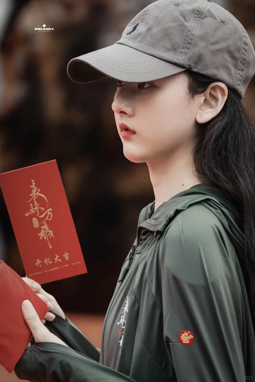 宋祖儿《表妹万福》开机路透，好萌一个，这真的不是18岁吗，祖儿怎么越长越嫩啊！ 