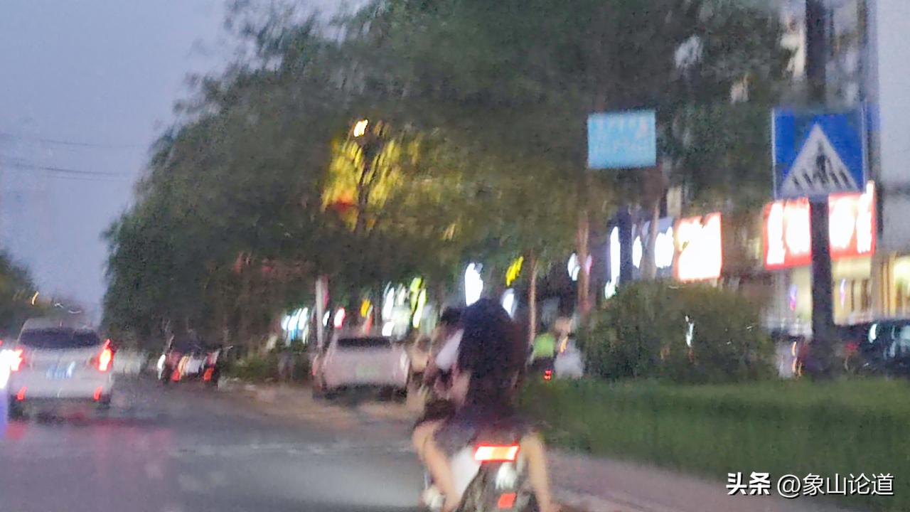 更有甚者，一个黄头发男孩。骑一辆电动车竟然在他的一千一后坐了一男一女。不但危险，