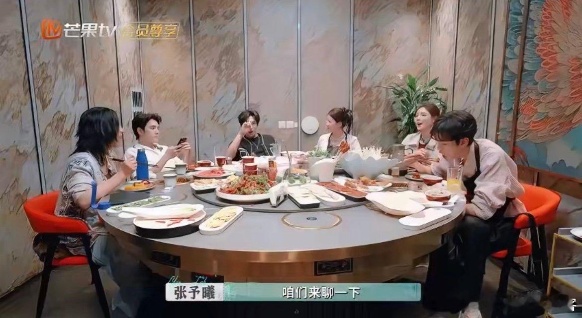 张予曦当店长仪式感足足的 把闭店变成双向奔赴的惊喜，游戏抽奖+心意好礼，张予曦的