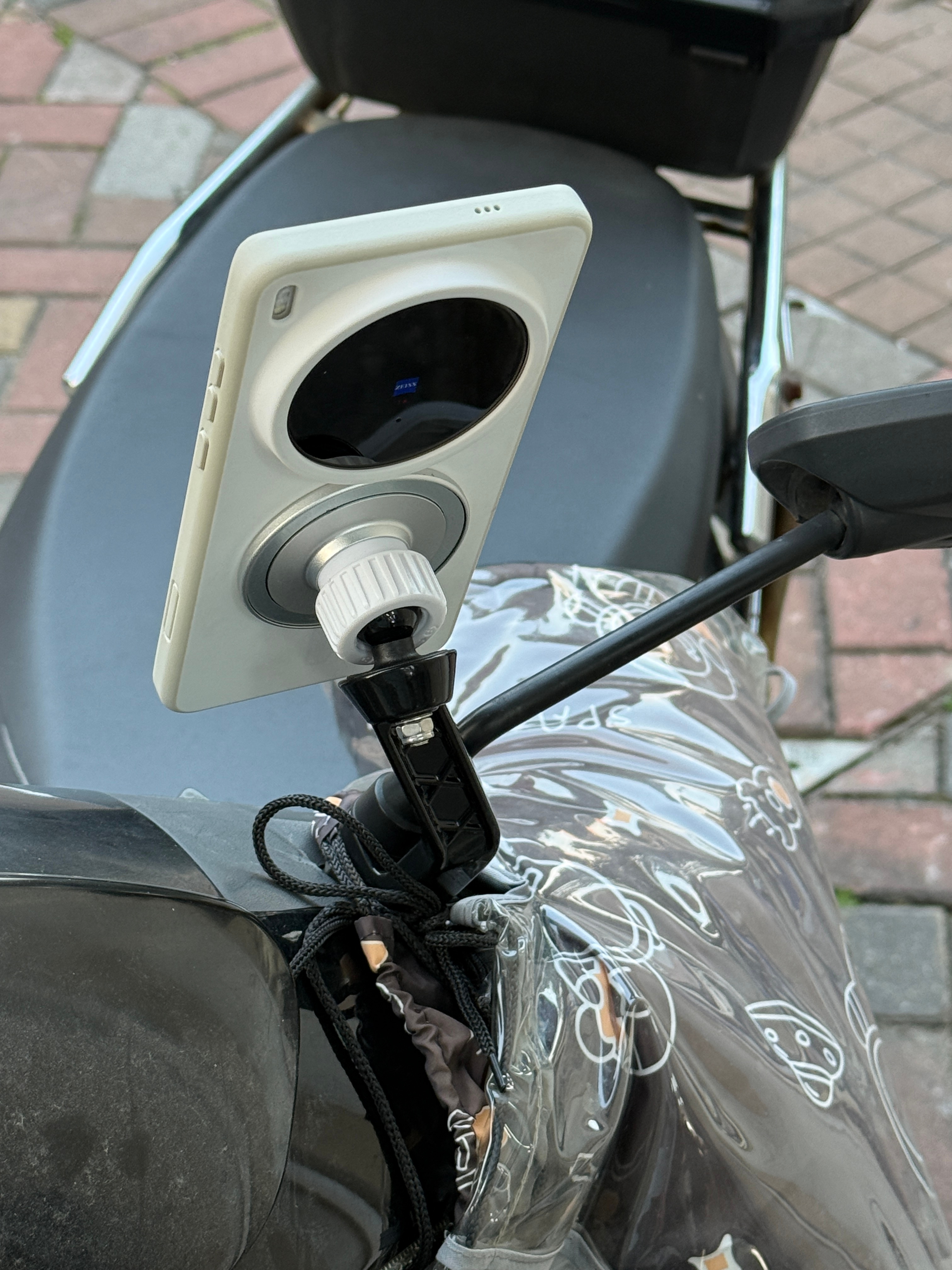 小电驴也装上了磁吸支架搭配的是我们超强磁力的磁吸头。我出去遛了一圈，稳的很。不过