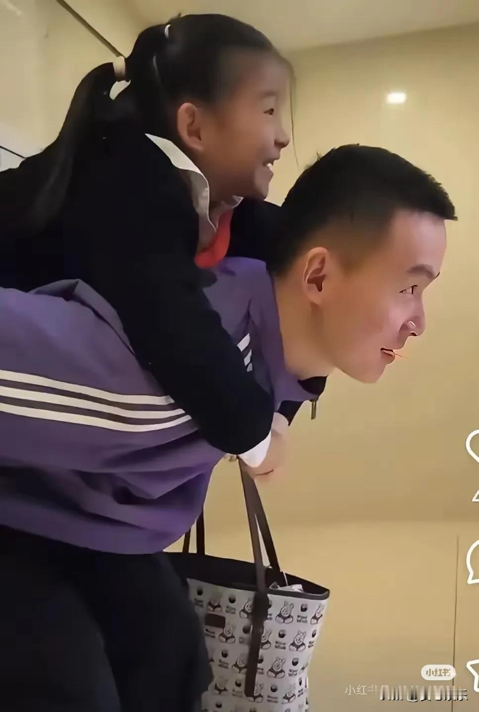 我发现谢浩南，回归原生家庭后，还存在一个很大的问题，
估计他自己没意识到，
​在