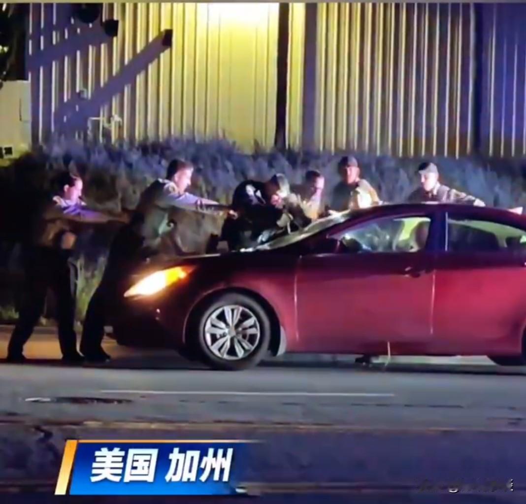 美国又上演经典一幕：男子拒绝下车接受检查，当着6名警察的面拔枪反抗。

结果6个