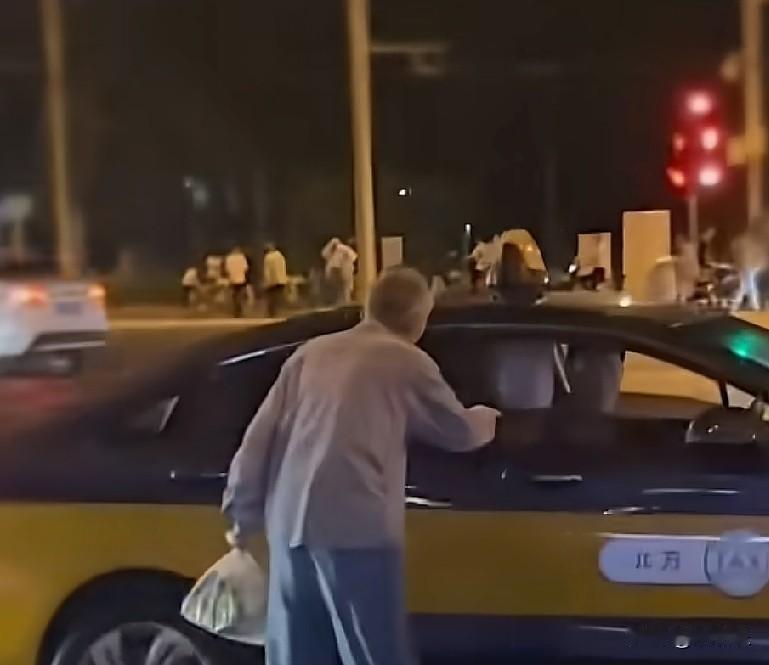 近日，北京街头，一位白发老人想打车，几次招手，一直没有车停下。旁边的一位河南小伙
