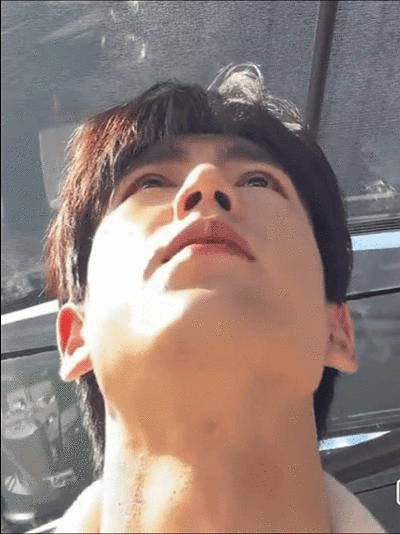 张凌赫也是赶上逐桢变脸的好时代了 ​​​