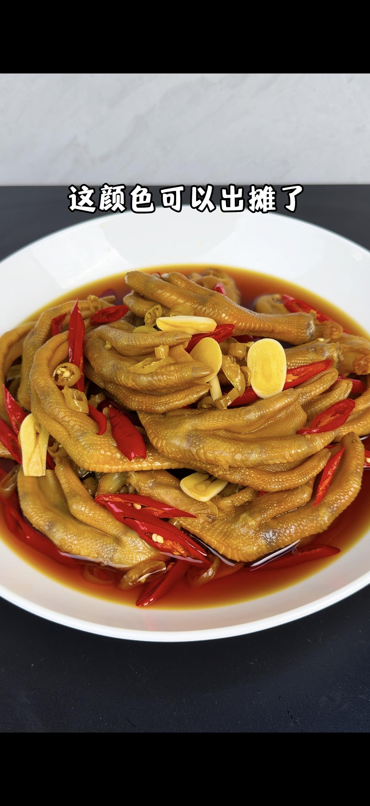 雪碧泡鸭脚做法超简单，食材也好找！
1️⃣处理鸭脚：鸭脚冷水下锅，加葱姜料酒、桂