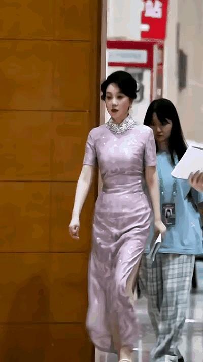 闫妮走路慢了，网友说她老了。

可你仔细看，她脸还是那张脸，身材也没走样。

步