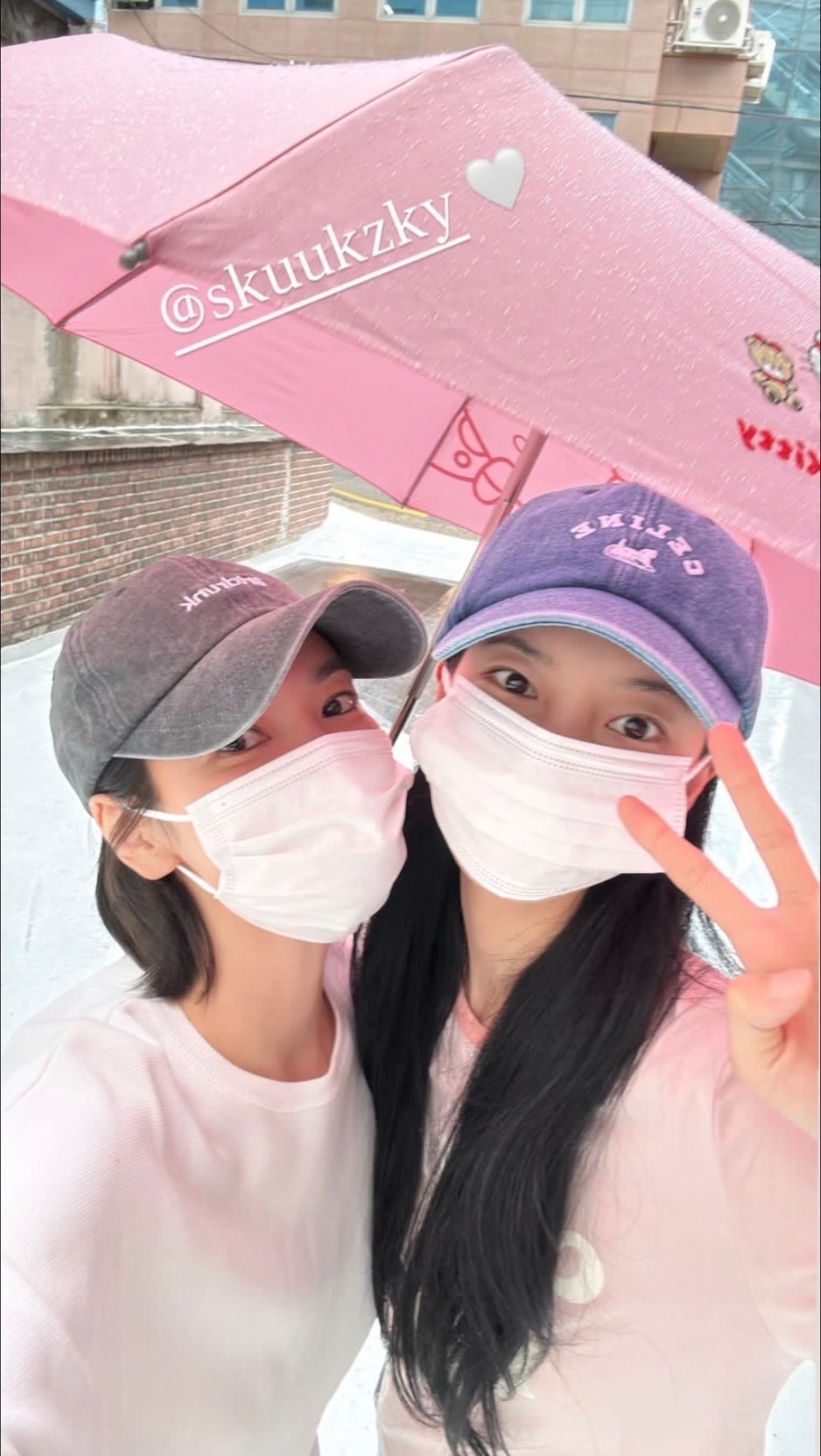 宋慧乔ins更新和好友秀智的合影，漂亮姐妹 