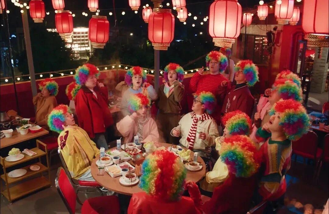 【让全国人民“头上冒彩”，蒙牛“光头天团”出道玩“玄”了】2026年刚开局，蒙牛