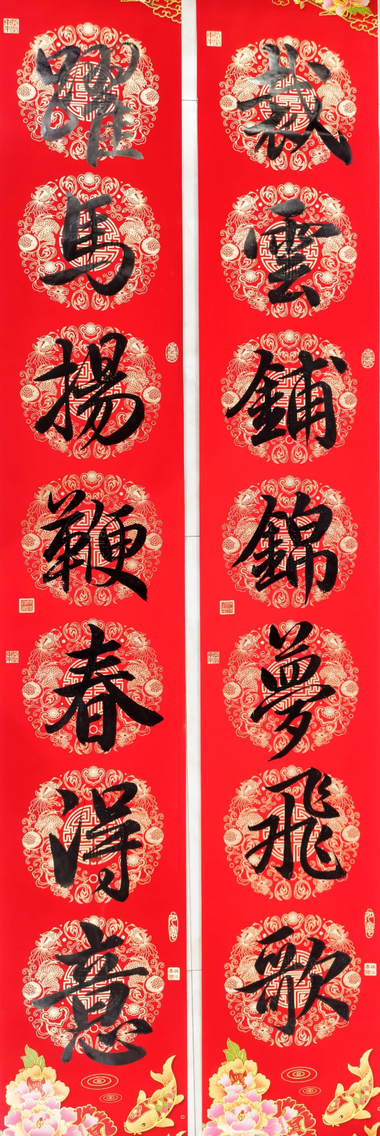 前几天有朋友私信我说，他买了一些对联纸，想请我帮忙写一副春联。
        