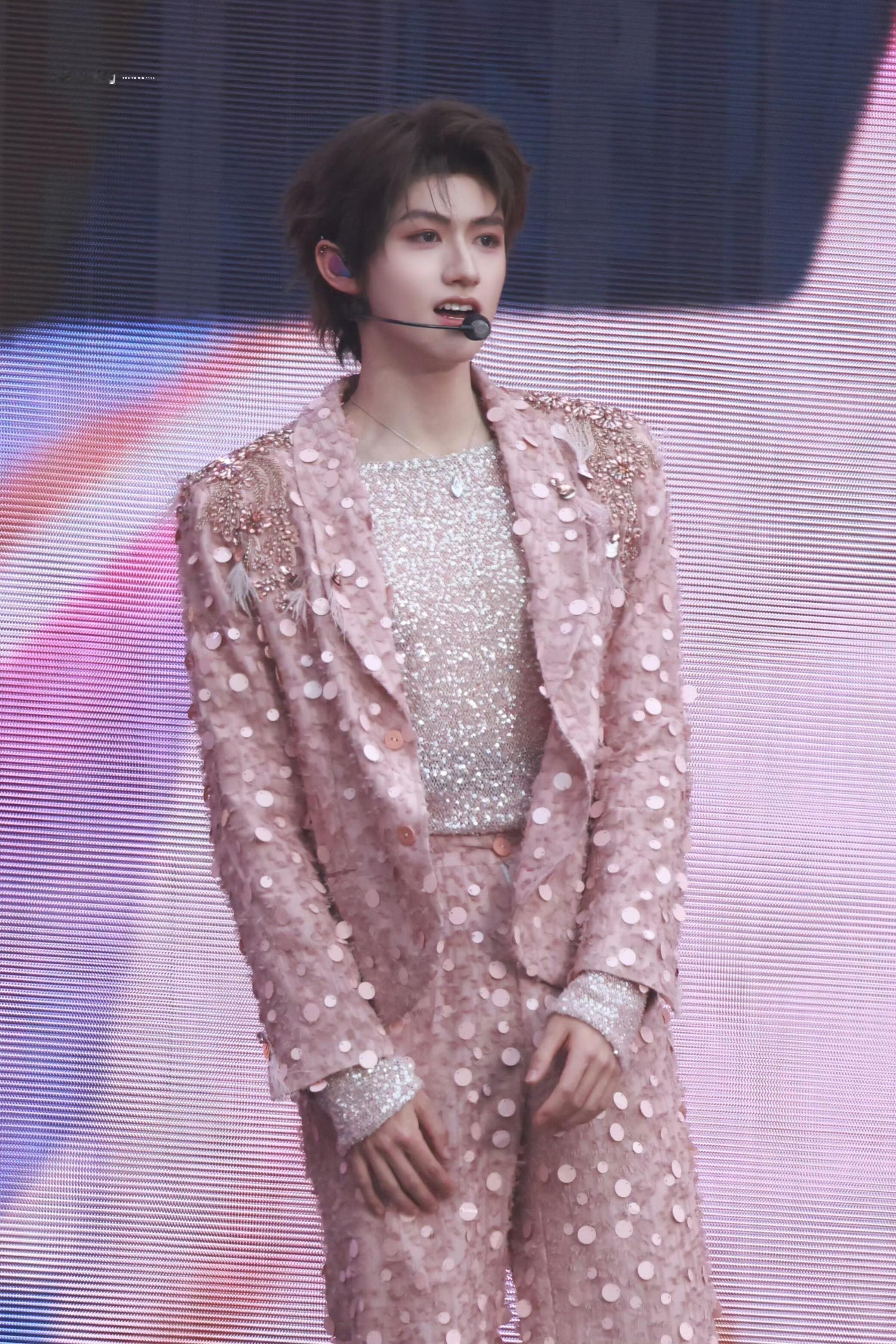 朱志鑫灯牌生图！朱志鑫颜值还是太权威了 