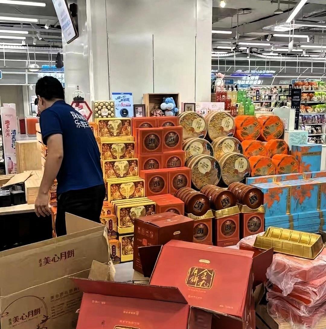 一年只火45天的玩意儿，凭啥现在连4天都卖不动了？
我大姨在食品厂做广式月饼快二