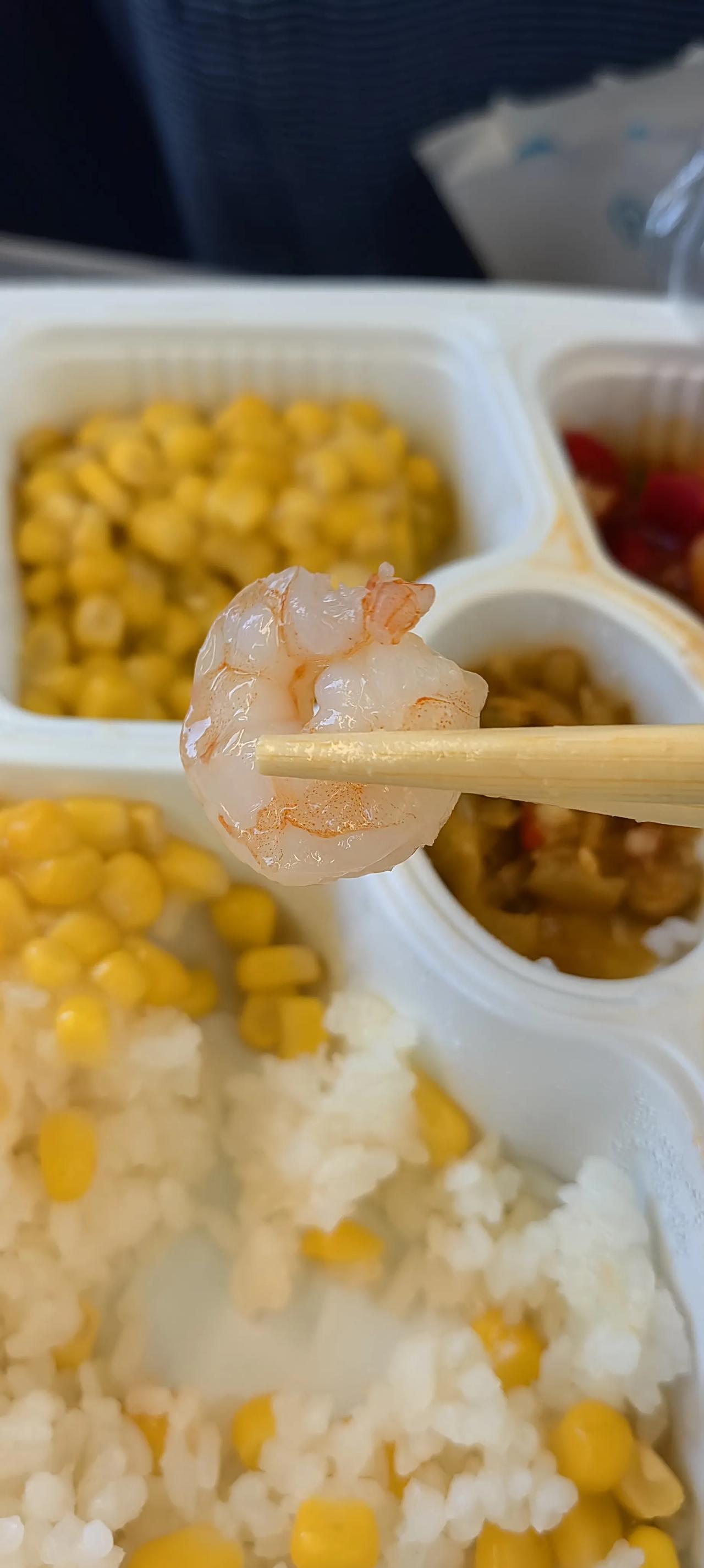 出差路上，高铁上点了个盒饭，玉米粒里还给配了一个虾仁，你说我是吃还是不吃？吃它吧