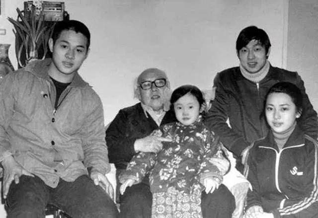 1928年，国画大师李苦禅，与师妹凌嵋琳成婚。不料，6年后，凌嵋琳竟在李苦禅不知