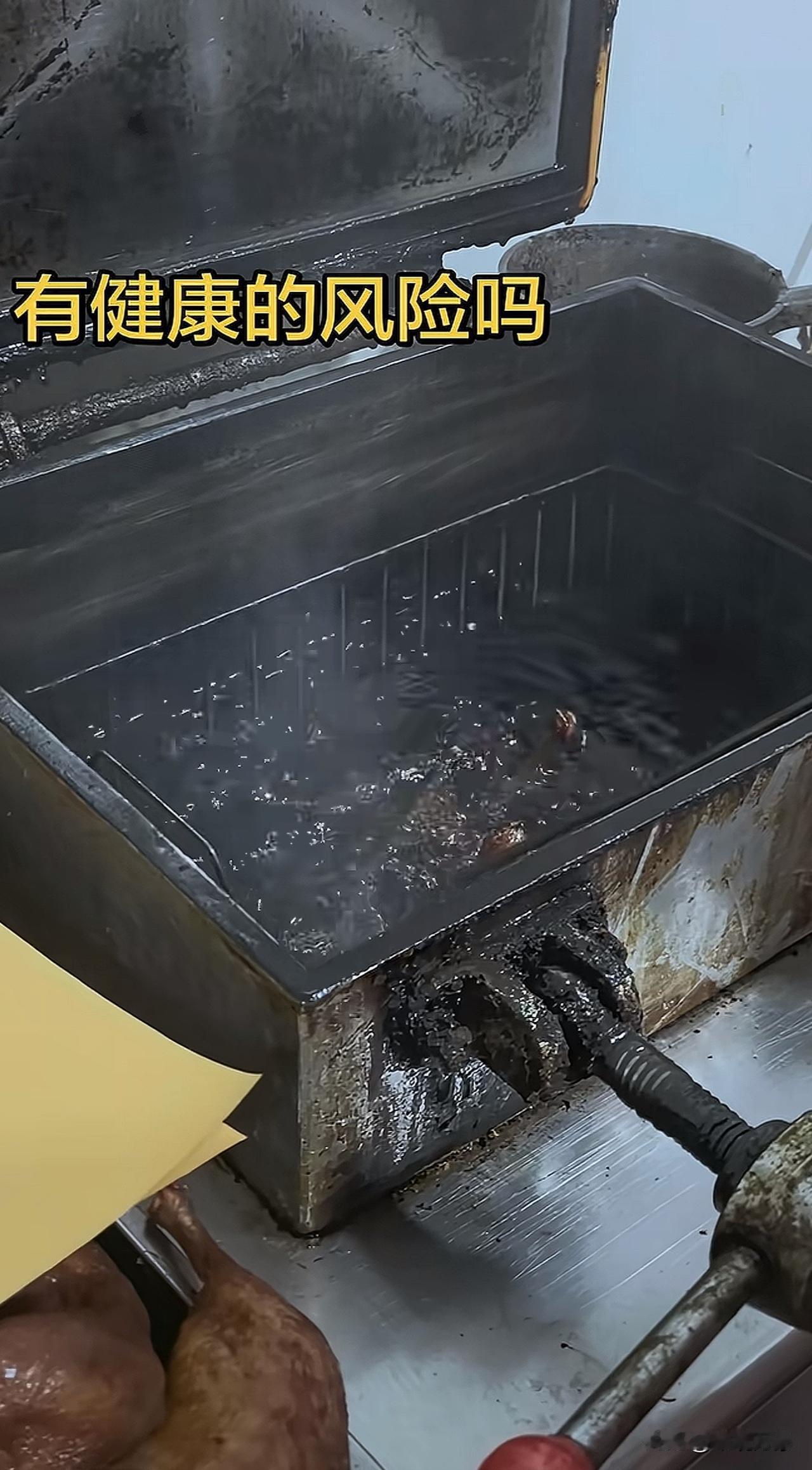 河南周口街头美食[尬笑]第一次恨自己嘴这么馋 [流泪]街边烤物 ＃现炸没有科技与
